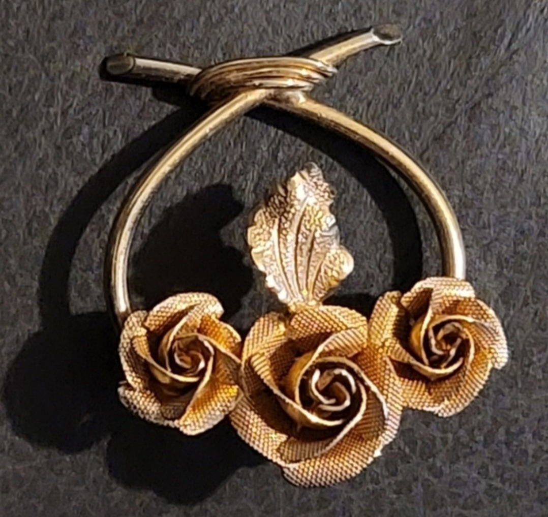 VINTAGE gold tone roses brooch pin 3 roses leaf